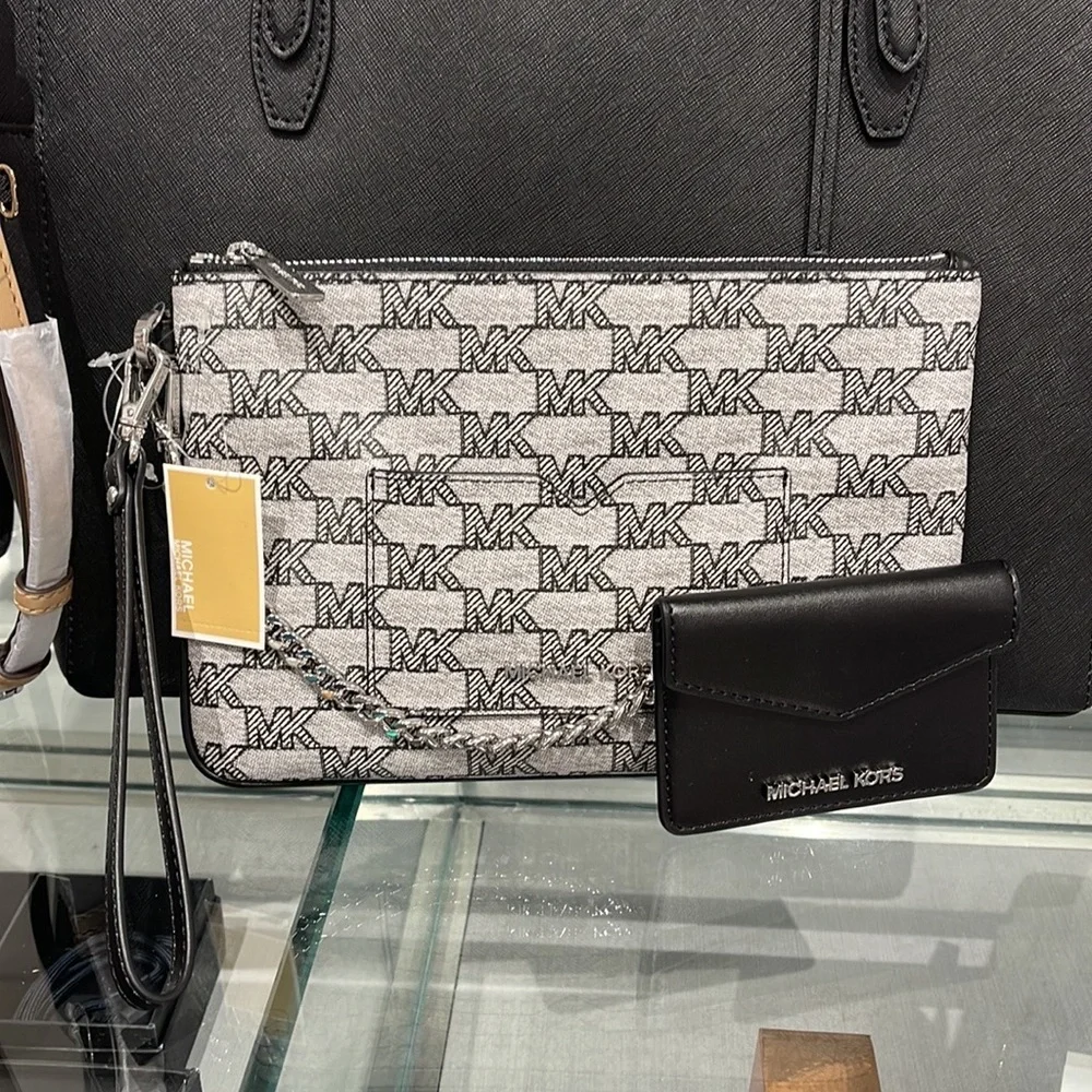 MICHAEL KORS JET SET ITEM LG 2 in 1 CARD CASE & WRISTLET
Black
NWT - Picture 9 of 16